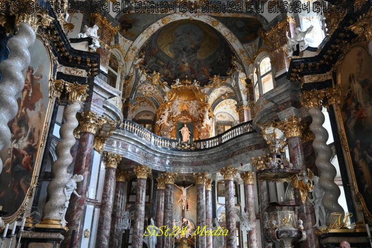 Barocke Überraschung hinter schlichter Fassade: Die Hofkirche der Würzburger Residenz