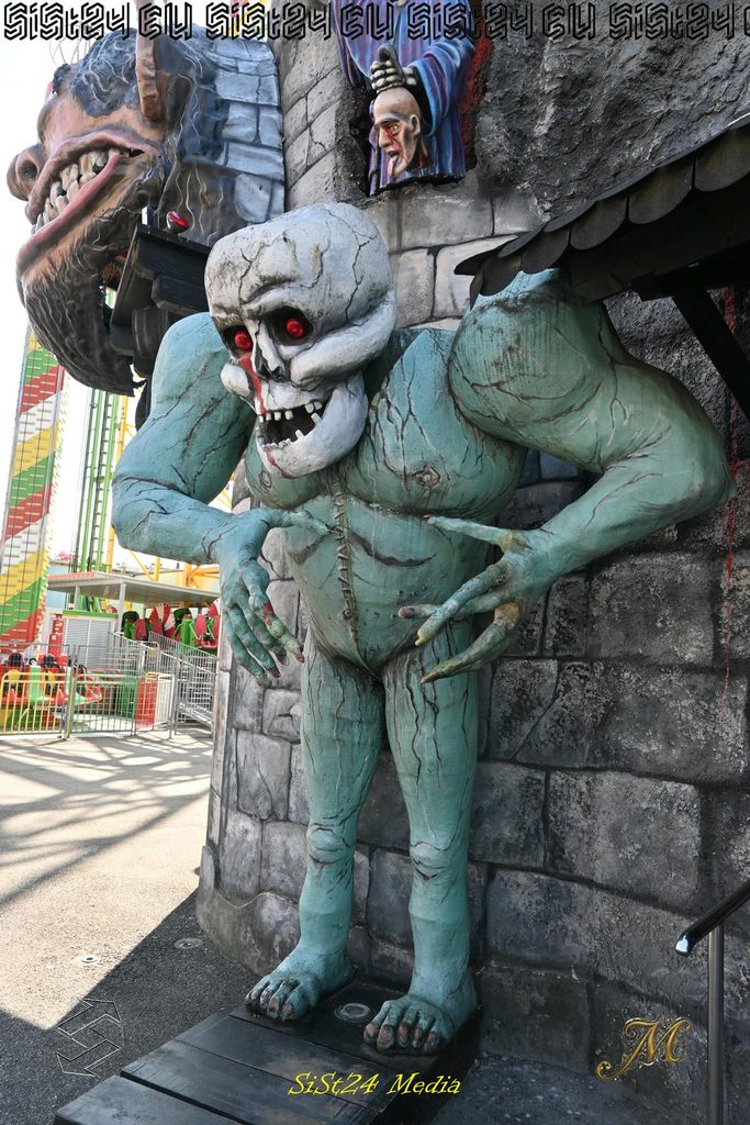 Monsterfigur vor einem Fahrgeschäft im Wurstelprater