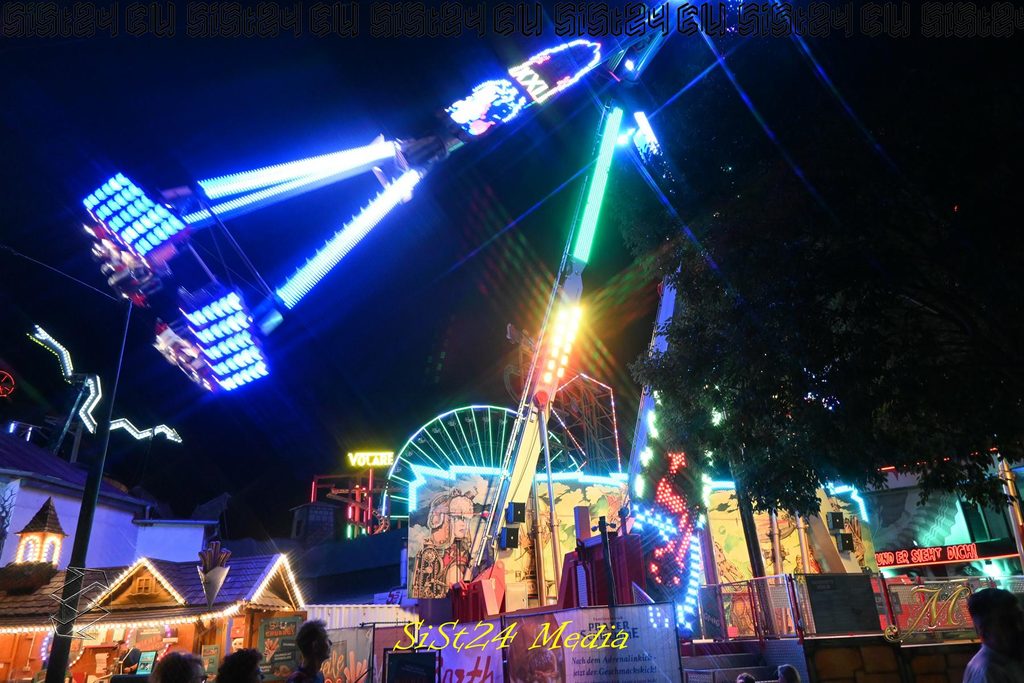 Beleuchtetes Fahrgeschäft im Wurstelprater in Wien