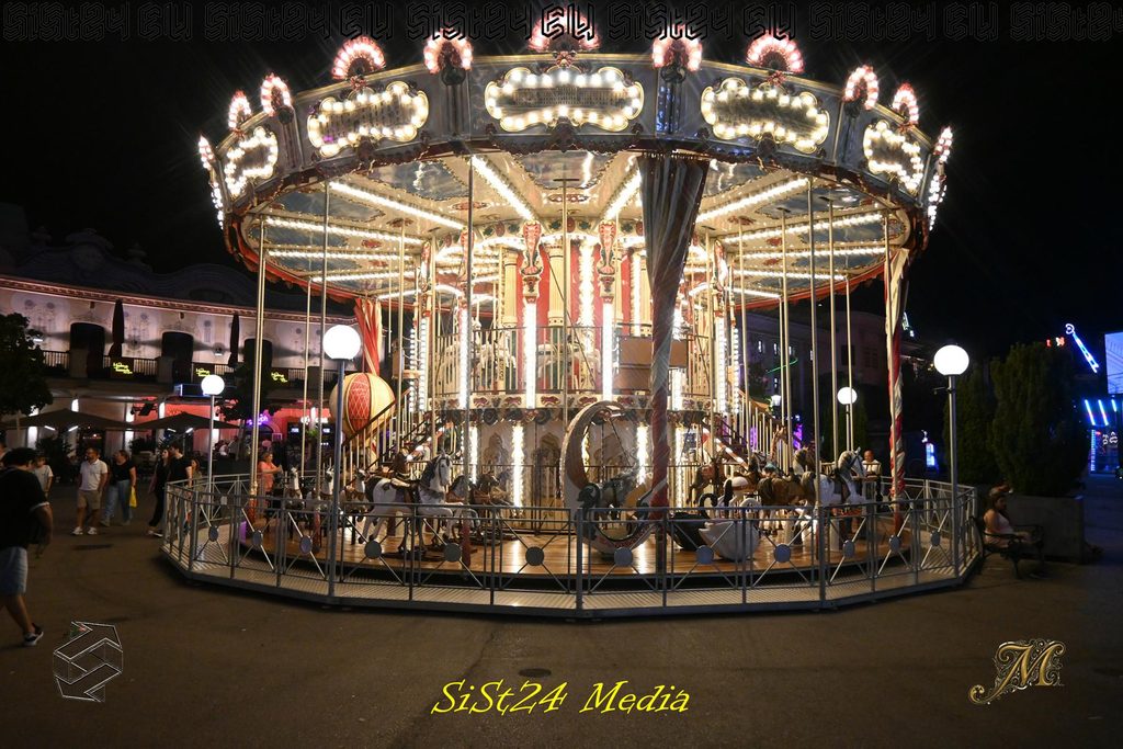 Historisches Karussell im Wiener Prater bei Nacht beleuchtet