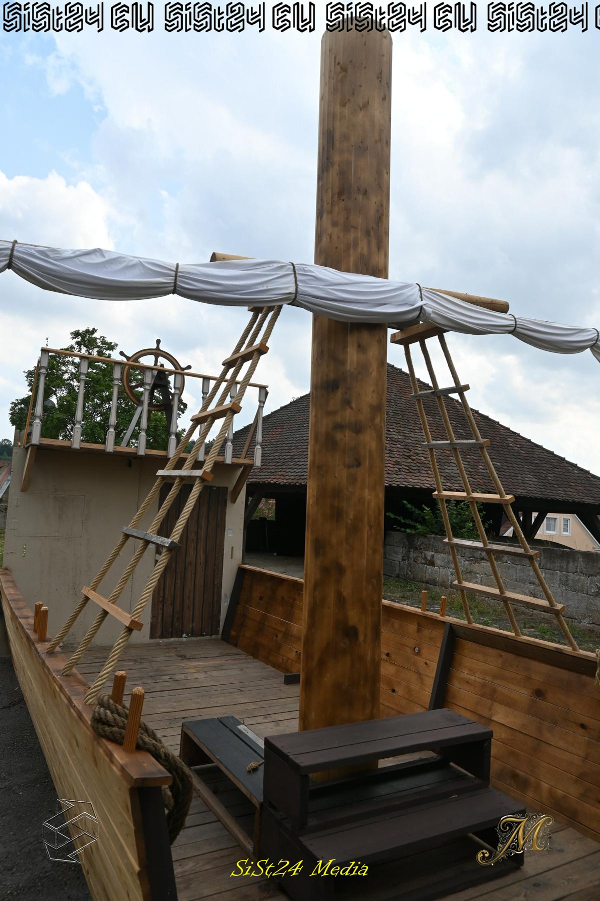 Nachbau eines Holzschiffs mit Mast, Wanten und Steuerrad in der Festung Lichtenau
